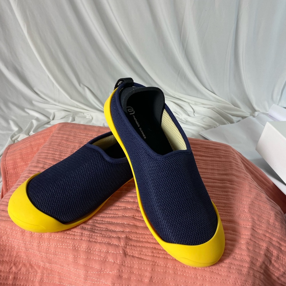 Unisex Mahabis slipper, women size 8, men size 6.5